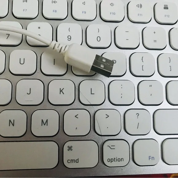 Macally Premium Wired Mac Keyboard used only a few times in excellent condition - Picture 5 of 8